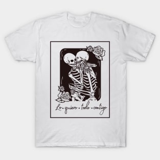 Skeletons in love with phrase in Spanish: I want everything with you. Love until the death! T-Shirt